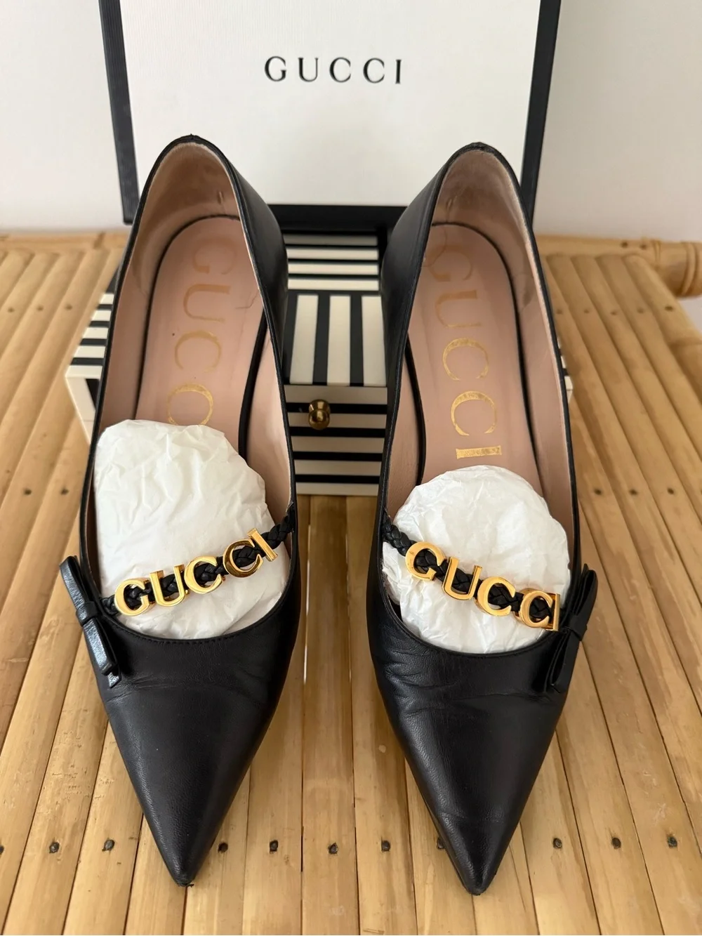 Gucci Black Leather Pointed Toe Logo Chain Flats - Authentic - Picture 1 of 7